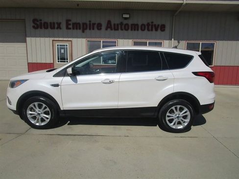 Used 2019 Ford Escape SE image 2