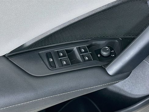 Certified 2025 Volkswagen Tiguan SE AWD/4WD image 17
