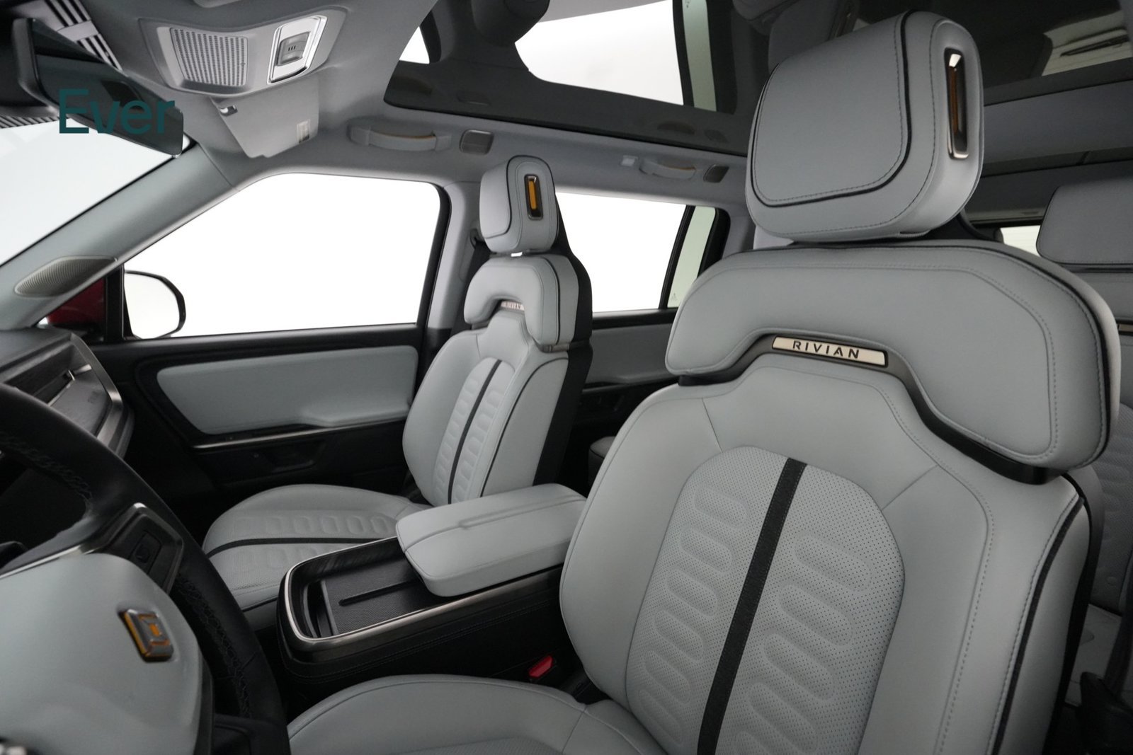 Used 2025 Rivian R1S Adventure Dual AWD/4WD image 4