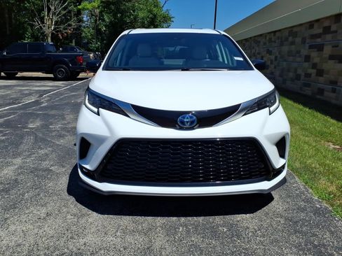 Used 2021 Toyota Sienna XSE AWD/4WD image 3