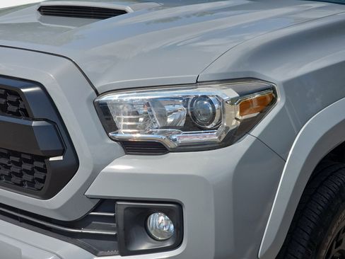 Used 2019 Toyota Tacoma TRD Sport AWD/4WD image 28