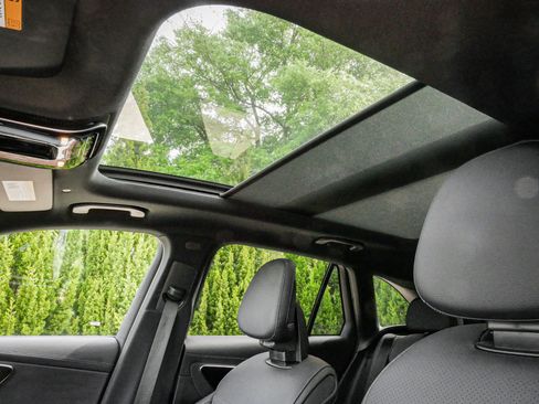 Used 2025 Mercedes-Benz GLC 300 4MATIC image 28