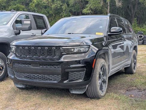 Used 2023 Jeep Grand Cherokee L Laredo RWD image 3
