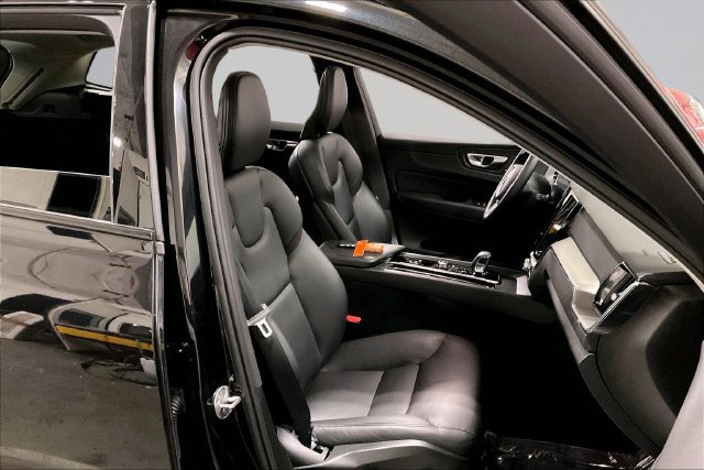 Certified 2025 Volvo XC60 B5 Core w/ Climate Package AWD/4WD image 10