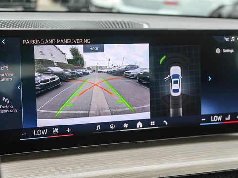 Used 2025 BMW 330i Sedan w/ Premium Package image 23