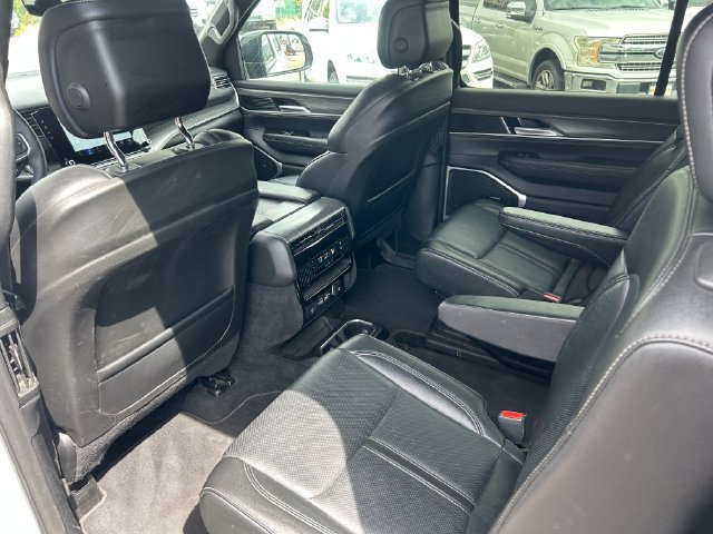 Used 2024 Jeep Wagoneer Series III AWD/4WD image 30