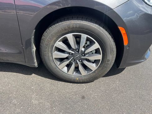 Used 2021 Chrysler Pacifica Touring-L FWD image 16