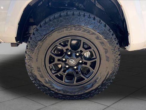 Used 2021 Toyota Tacoma SR5 RWD image 11
