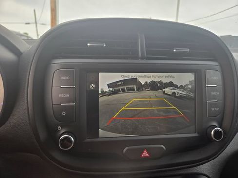 Used 2025 Kia Soul LX w/ LX Technology Package FWD image 13