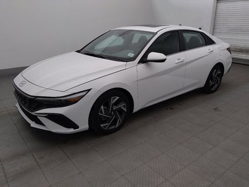 Used 2025 Hyundai Elantra SEL FWD image 2