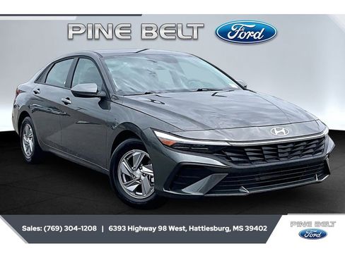 Used 2026 Hyundai Elantra SE FWD image 1