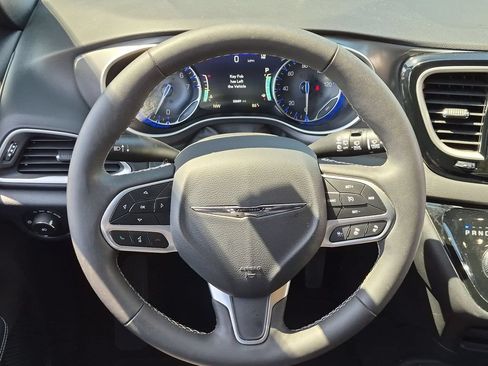 Used 2025 Chrysler Pacifica Select FWD image 23