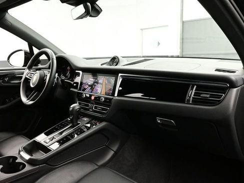 Certified 2025 Porsche Macan AWD/4WD image 19