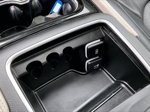 Used 2023 Chrysler Pacifica Limited image 32