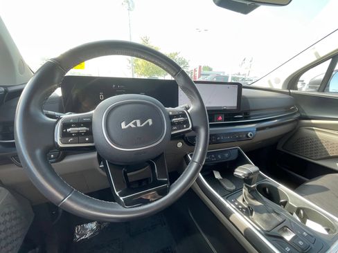 Used 2025 Kia Carnival FWD image 9