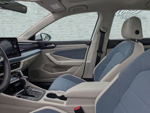 Certified 2025 Volkswagen Jetta SE FWD image 21