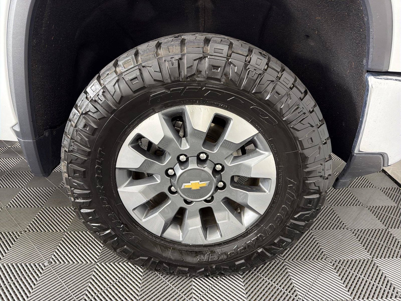 Used 2024 Chevrolet Silverado 2500 LT AWD/4WD image 9