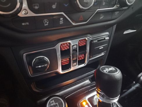 Used 2018 Jeep Wrangler Unlimited Sahara w/ Uconnect 4C Nav & Sound Group AWD/4WD image 22