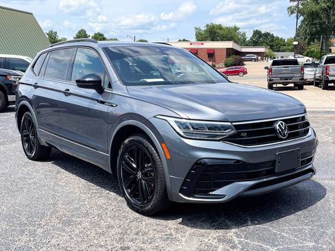 Used 2022 Volkswagen Tiguan SE R-Line FWD image 2
