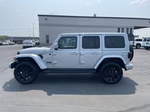Used 2023 Jeep Wrangler Unlimited Sahara AWD/4WD image 5