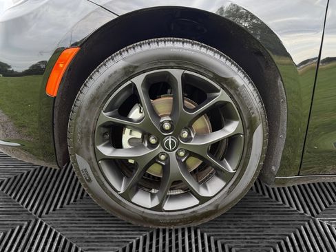 Used 2025 Chrysler Pacifica Limited FWD image 15