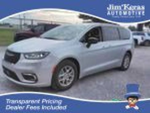 Used 2024 Chrysler Pacifica Touring-L FWD image 1