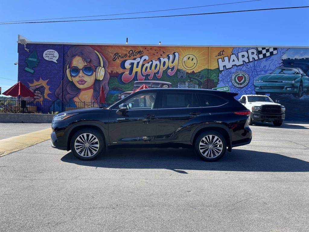 Used 2021 Toyota Highlander Platinum AWD/4WD image 2