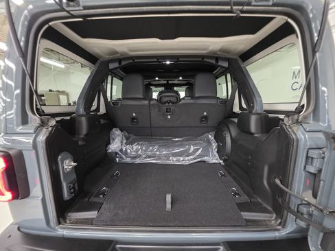 Used 2025 Jeep Wrangler Unlimited Rubicon image 11