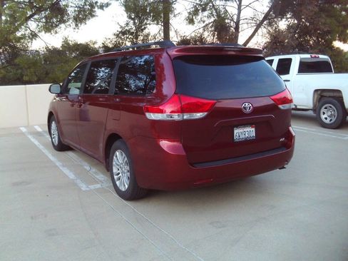 Used 2012 Toyota Sienna XLE image 6