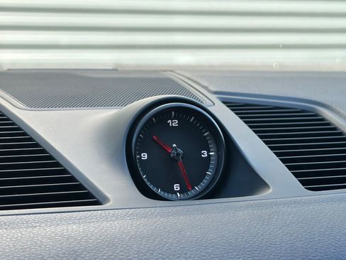 Used 2022 Porsche Cayenne Platinum Edition image 32