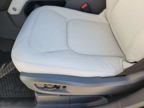 New 2026 Land Rover Defender 110 X-Dynamic SE image 17