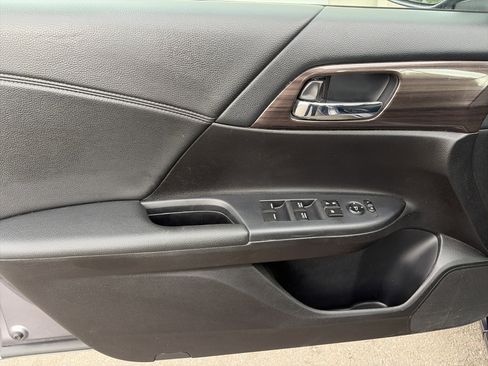 Used 2017 Honda Accord EX image 12
