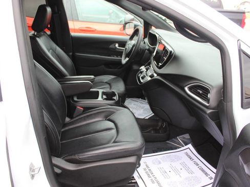 Used 2025 Chrysler Pacifica Select FWD image 9