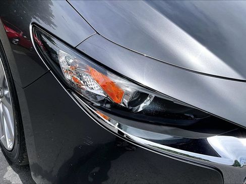 Used 2019 MAZDA MAZDA3 Sedan FWD image 27