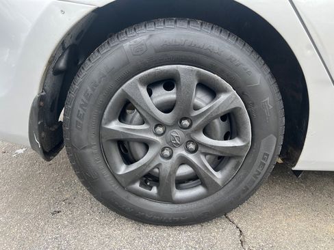 Used 2013 Hyundai Accent GLS FWD image 28