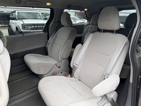 Used 2020 Toyota Sienna LE FWD image 13