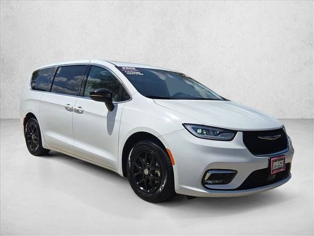 Used 2024 Chrysler Pacifica Touring-L FWD image 3
