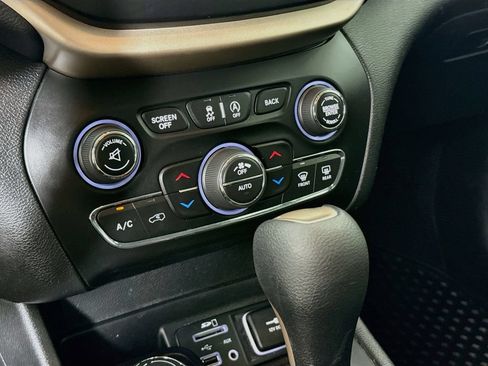 Used 2017 Jeep Cherokee Latitude w/ Comfort/Convenience Group AWD/4WD image 18