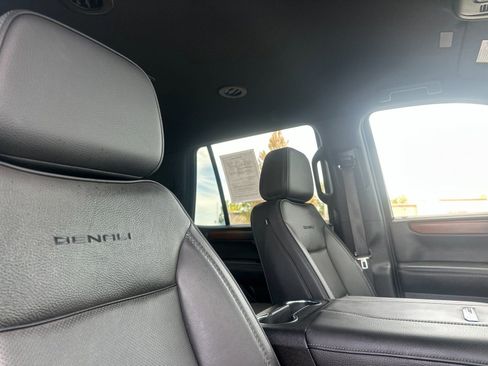 Used 2025 GMC Yukon Denali AWD/4WD image 19