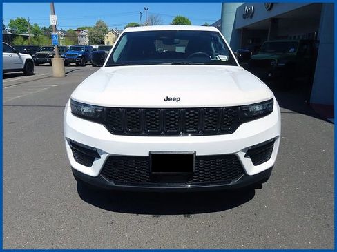 Used 2023 Jeep Grand Cherokee Limited w/ Black Appearance Package AWD/4WD image 2