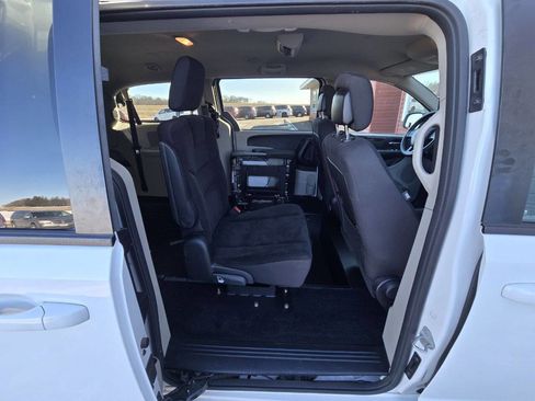 Used 2018 Dodge Grand Caravan SE w/ UConnect Hands-Free Group image 18