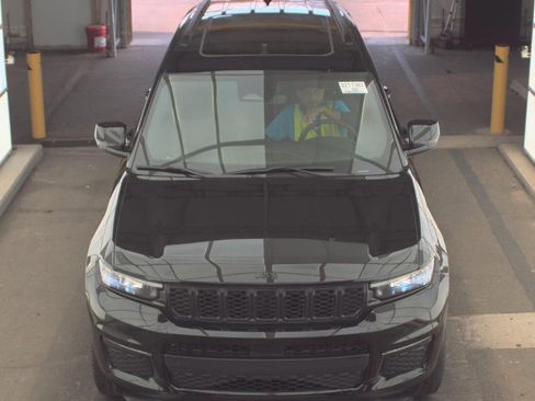 Used 2024 Jeep Grand Cherokee L Limited w/ Black Appearance Package image 3