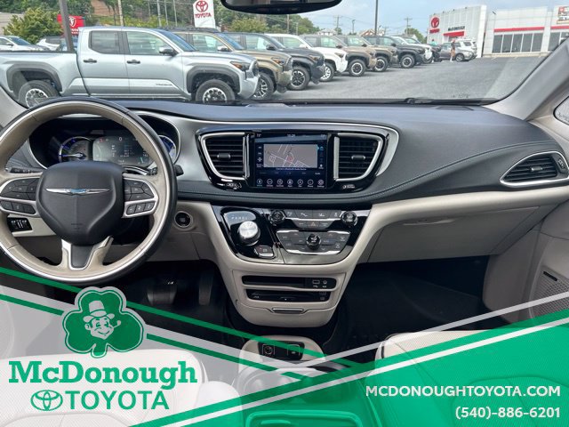 Used 2020 Chrysler Pacifica Limited w/ Advanced Safetytec Group FWD image 18