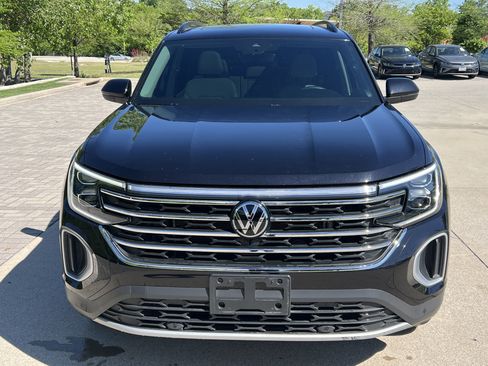 Used 2024 Volkswagen Atlas SE w/ Panoramic Sunroof Package image 3
