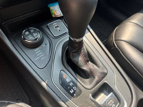 Used 2019 Jeep Cherokee Trailhawk w/ Cold Weather Group AWD/4WD image 20