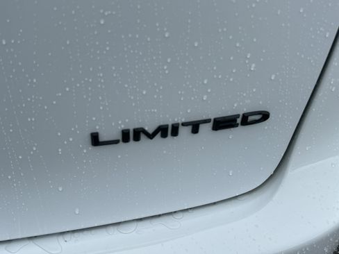 New 2026 Chrysler Pacifica Limited w/ S Appearance Package image 8