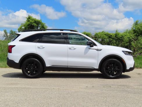 Certified 2022 Kia Sorento S w/ Panoramic Sunroof Package AWD/4WD image 2