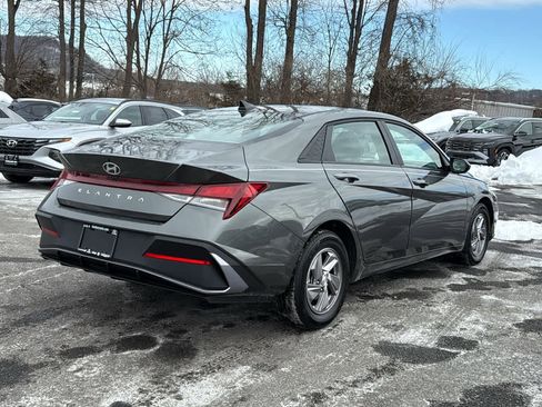 Used 2025 Hyundai Elantra SE image 3