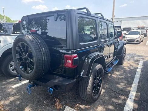 Used 2022 Jeep Wrangler Unlimited Sahara AWD/4WD image 2