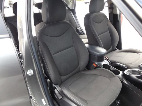 Used 2016 Kia Soul FWD image 22